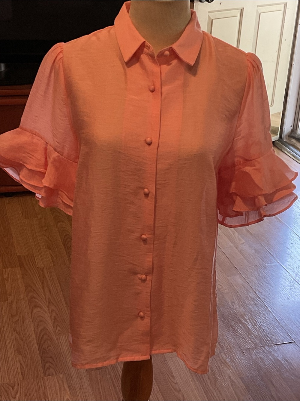 DOE & RAE Women's VIBRANT Coral Ruffle Sleeve Button-Front Top SZ. S.